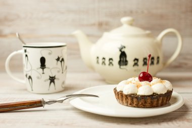 Bardak, çay ve kek masada