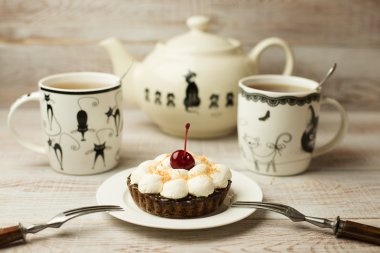 İki fincan çay ve kek masada