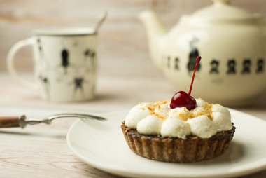 Bardak, çay ve kek masada