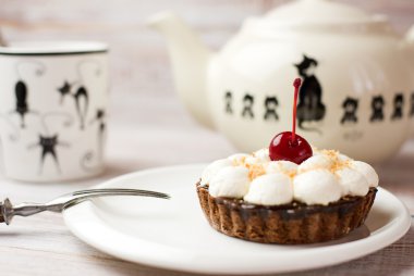 Bardak, çay ve kek masada