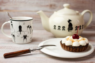 Bardak, çay ve kek masada