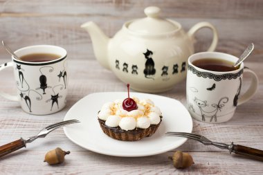 İki bardak çay ve kek masada