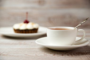 Kek kiraz ve meşe palamutları masada