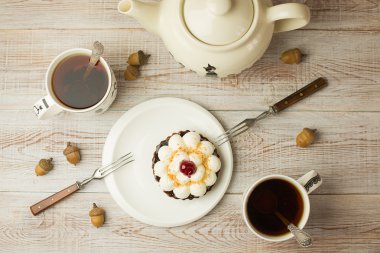 İki bardak çay ve kek masada