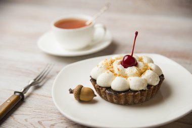 Kek kiraz ve meşe palamutları masada