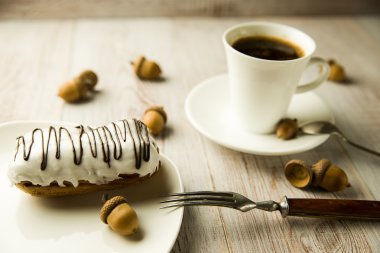 Fincan kahve, tatlı çörekler ve meşe palamutları