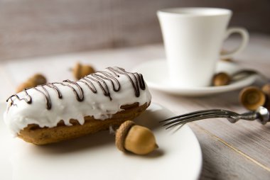 Fincan kahve, tatlı çörekler ve meşe palamutları