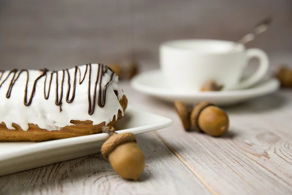 Kopje koffie, zoete broodjes en eikels — Stockfoto