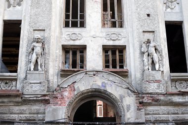 Heykeller Amurs ile eski bina cephe