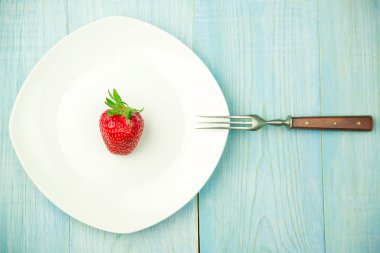 Beyaz tabakta olgun çilek meyve