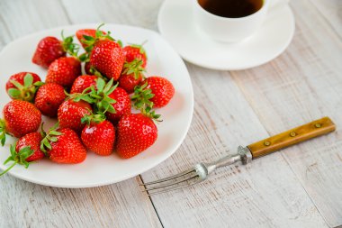 Beyaz tabakta olgun çilek meyve