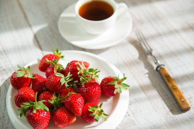 Beyaz tabakta olgun çilek meyve
