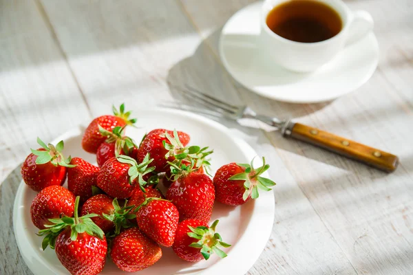 Beyaz tabakta olgun çilek meyve