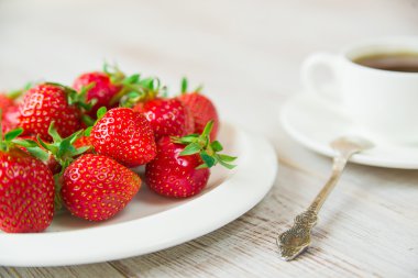 Beyaz tabakta olgun çilek meyve