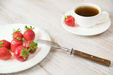 Beyaz tabakta olgun çilek meyve