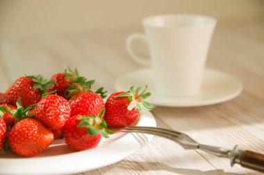 Beyaz tabakta olgun çilek meyve