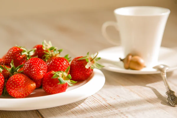 Ώριμα φράουλα φρούτα σε ένα άσπρο πιάτο — Φωτογραφία Αρχείου