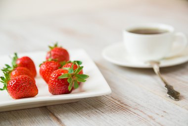 Beyaz tabakta olgun çilek meyve