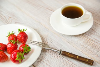 Beyaz tabakta olgun çilek meyve