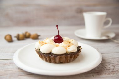 Kek kiraz ve masada bir fincan