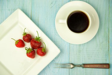 Beyaz tabakta olgun çilek meyve