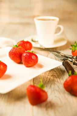 Beyaz tabakta olgun çilek meyve