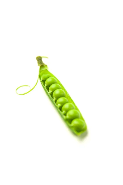 Pea pod och pea frön på vit — Stockfoto