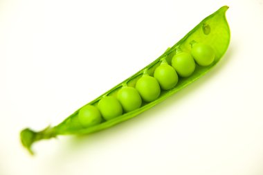 Bezelye ve bezelye tohumu beyaz plaka üzerinde