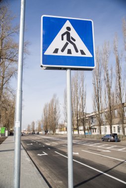 İşareti yaya geçidi mavi gökyüzü