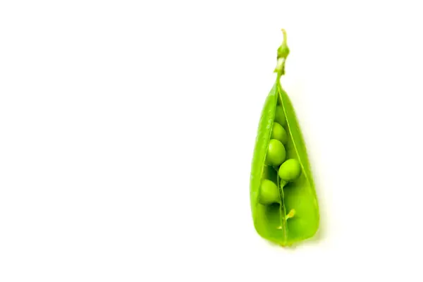 Pea pod och pea frön på över vita — Stockfoto