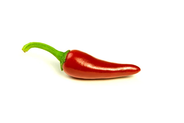 Een rijpe rode Chilli pepers op wit — Stockfoto