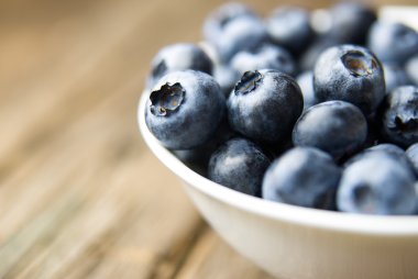 Yaban mersini ahşap bir masa üzerinde bir çay Kupası.