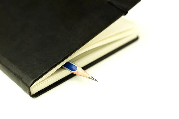 Дневник и карандаши поверх белого — стоковое фото