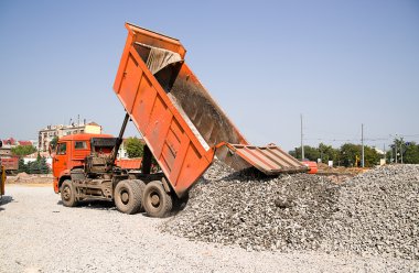 Kamyon boşları çakıl yol inşaatı