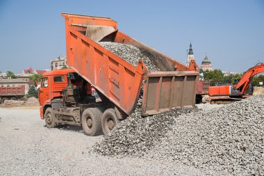 Kamyon boşları çakıl yol inşaatı