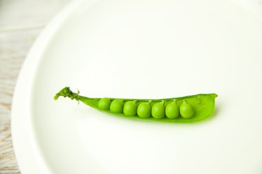 Sıkışmış bezelye taneleri ile plaka üzerinde olduğunu