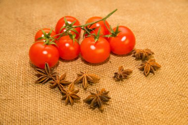 Kırmızı tomats ve anasonu meyve eski kumaş üzerine