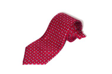 Beyaz bir arka plan üzerinde kırmızı kravat katlanmış
