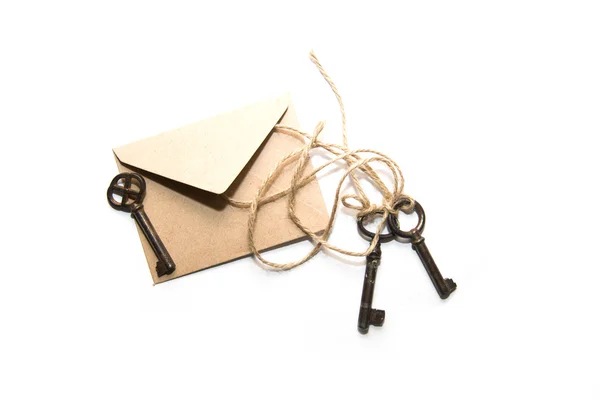 三旧密钥和白色背景上的信封 — 图库照片