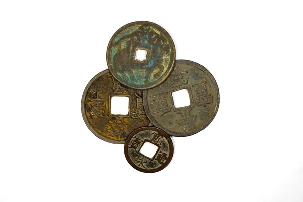 Anciennes pièces de bronze chinoises sur fond blanc — Photo