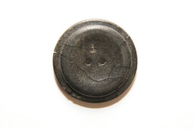 Beyaz zemin üzerinde bir büyük vintage düğme