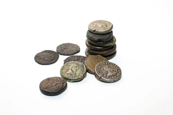Винтажные монеты с портретами на белом фоне — стоковое фото