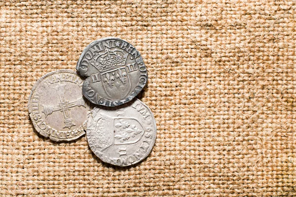 Eski kumaş üzerine Vintage gümüş sikke — Stok fotoğraf