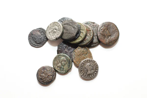 Старовинні срібні монети з портретами на білому тлі — стокове фото