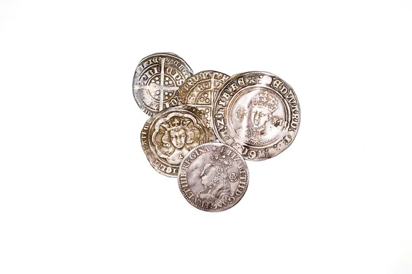 흰색 바탕에 골동품 영국과 프랑스 실버 동전 — 스톡 사진