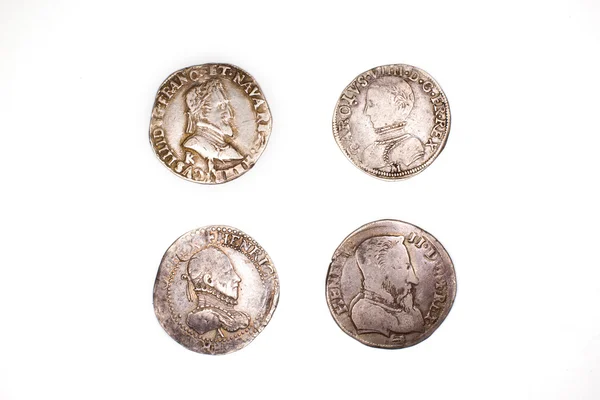 Monedas vintage con retratos sobre fondo blanco —  Fotos de Stock