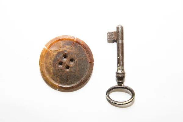 Vintage anahtar ve beyaz arka plan üzerinde eski düğmesi — Stok fotoğraf