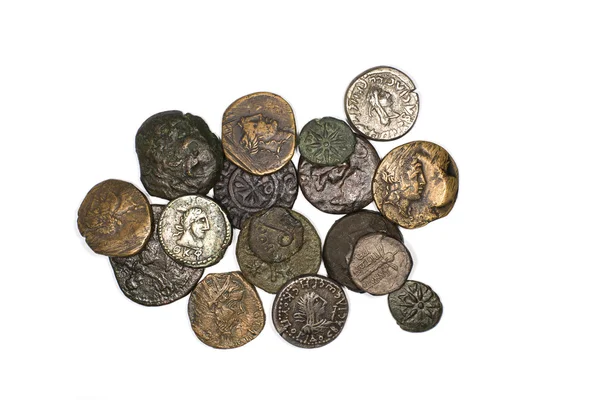 Viele antike Bronze- und Silbermünzen auf weißem Hintergrund — Stockfoto