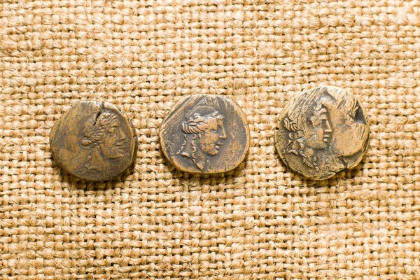 古钱币的旧布皇帝画像 免版税图库图片