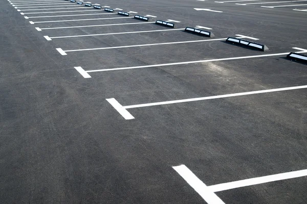 Markeringen op asfalt stoep parkeerplaatsen die aangeeft — Stockfoto